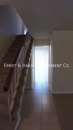 Foto del edificio - Beautiful Two-Story Townhome Loaded with A...
