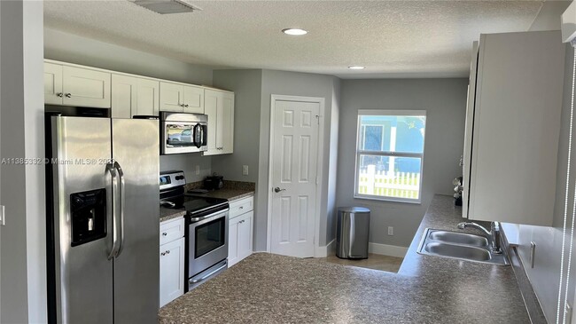 Building Photo - 14282 SW Sandy Oaks Loop