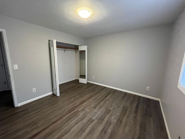 Building Photo - 225 Teakwood
