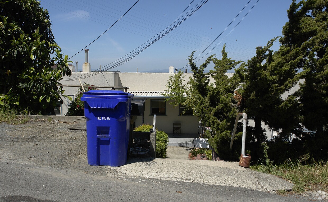 Foto del edificio - 242 Kendall Ave