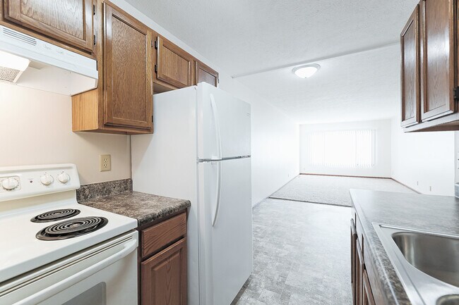 Building Photo - 4 Bed 2 Bath 1 Garage Townhome