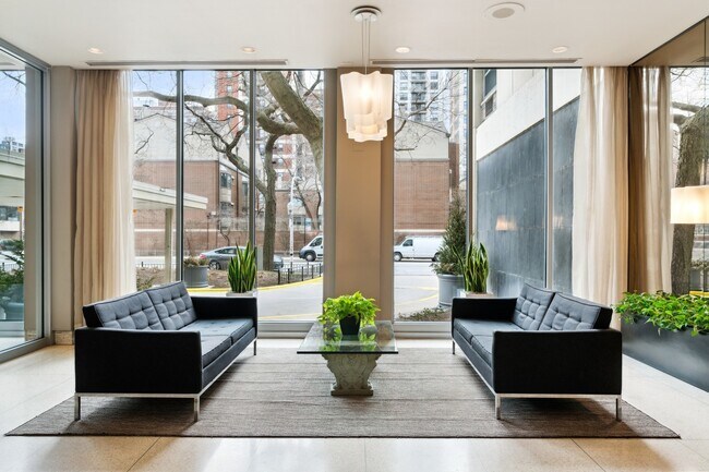 Foto del edificio - 1255 N Sandburg Terrace