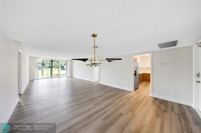 Foto del edificio - 3700 Oaks Clubhouse Dr