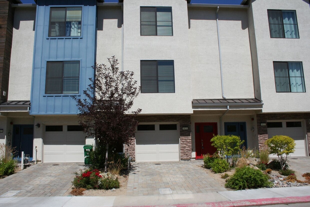 Primary Photo - Near UNR/3 Bed Condo