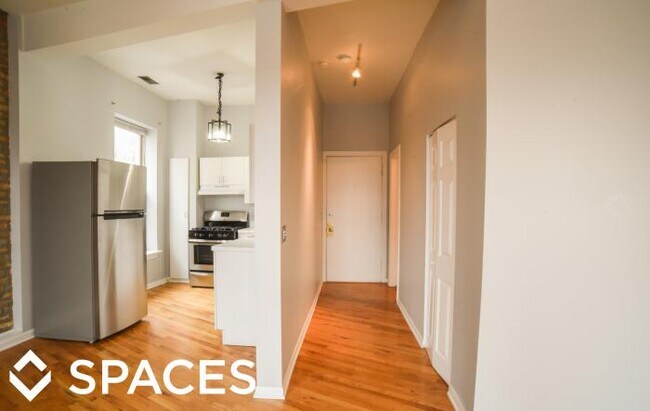 Building Photo - bedroom in Chicago IL 60640