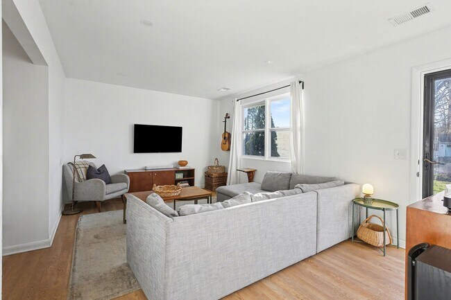 Foto del edificio - Now available—this beautifully renovated 3-bedroom, 1-bath home