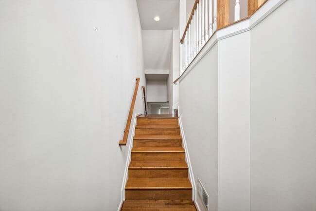 Building Photo - Stunning luxury townhome in the Fieldstone...