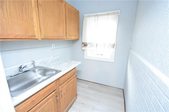 Building Photo - 605 S Ray St