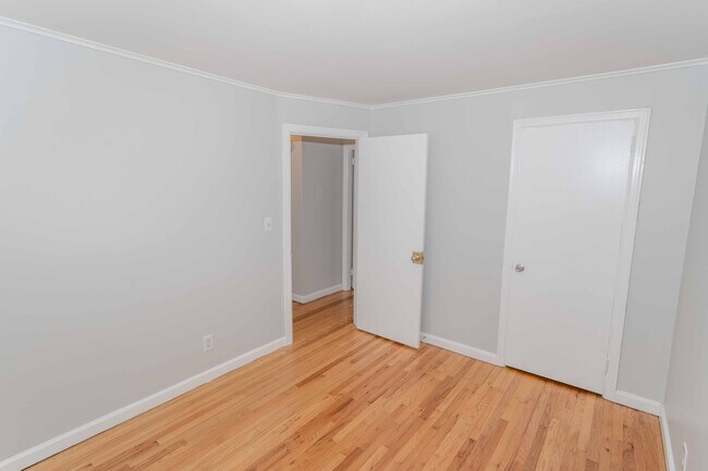 Building Photo - 205 Quaker Ln S