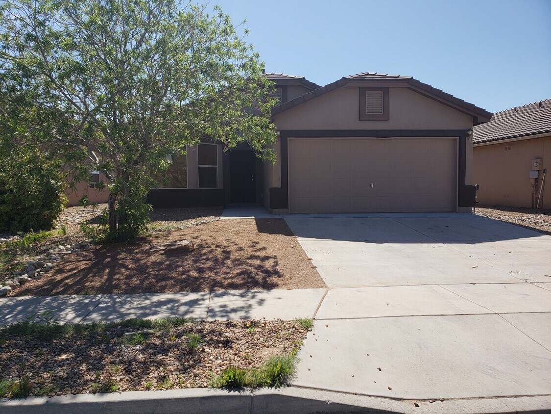 Foto principal - 3 bed 2 bath home in Huning Ranch