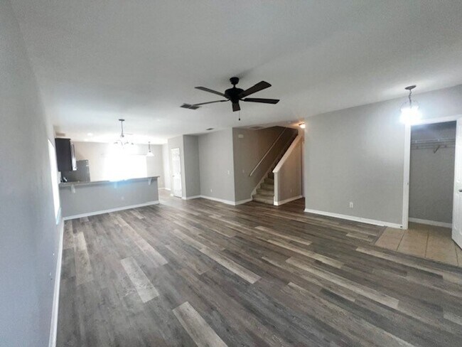 Foto del edificio - MOVE IN NOW! Great location- in Oaks At Brandy Lake! 5 bed 2.5 bath 2 story home with large bonus...