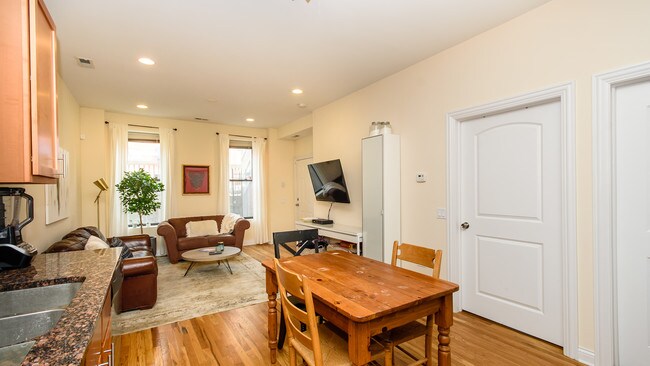 Foto del edificio - 737 N May St