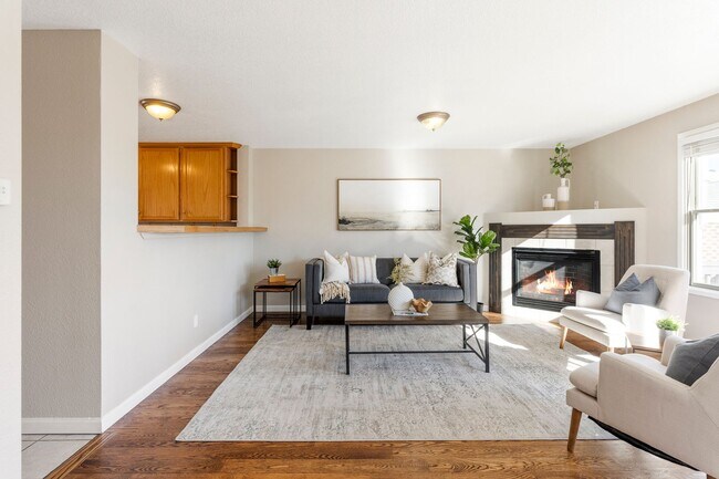 Foto del edificio - Charming 3 Bedroom Townhome in Highlands Neighborhood
