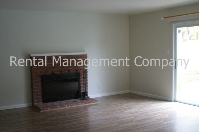 Foto del edificio - Coming soon! great home with sparkling poo...