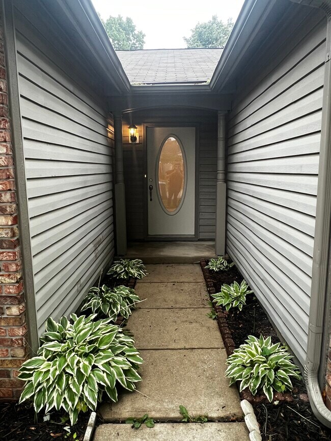 Building Photo - 10702 Ashview Dr