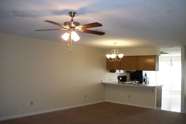 Foto del edificio - 3 Bedroom 2 Bathroom Townhome with Fenced Backyard. No Additional Fees