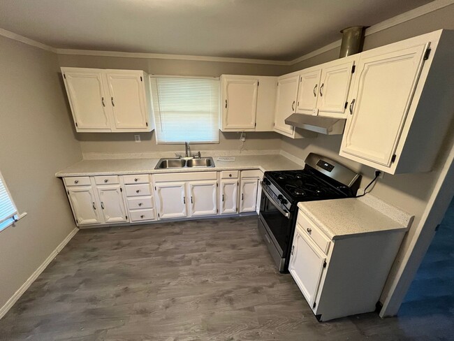 Foto del edificio - Renovated 3 bedroom 1 Bath with Detached G...