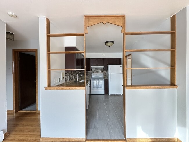 Building Photo - 1004 S River Rd