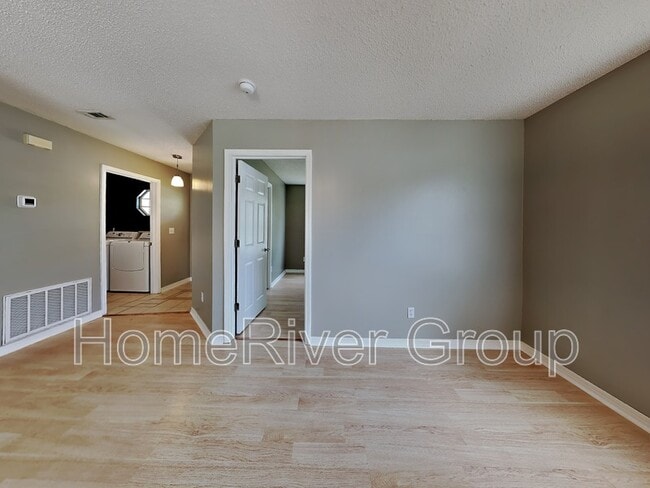Building Photo - 352 Apple Dr