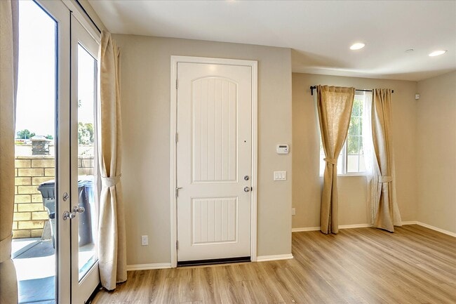 Building Photo - 458 Stratus Ln