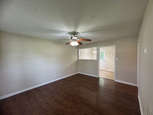 Building Photo - Cozy Single Family Home