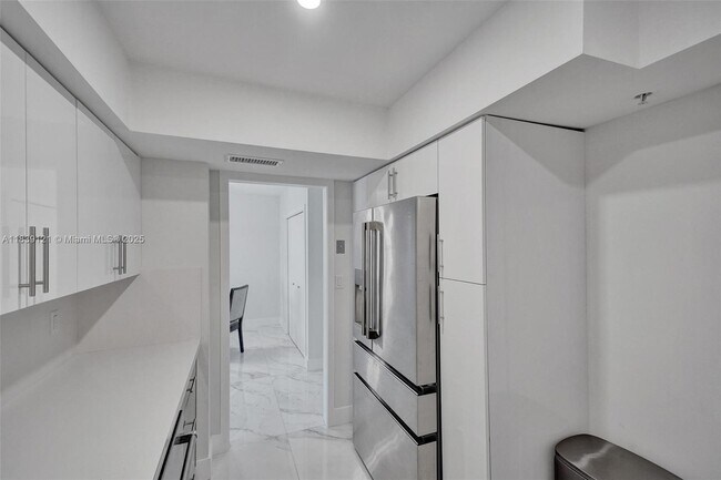 Building Photo - 400 Kings Point Dr