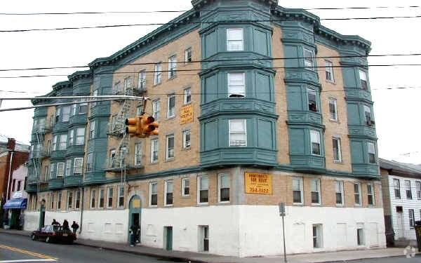 Building Photo - 332-334 Summer St