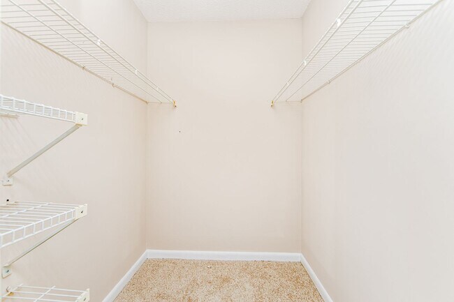 Building Photo - Spacious Townhouse