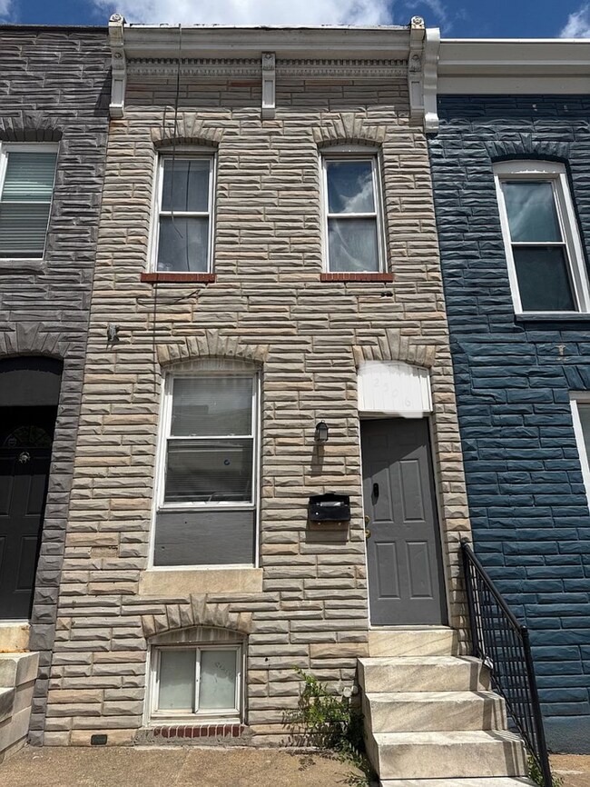 Building Photo - 3 Bedroom Townhome