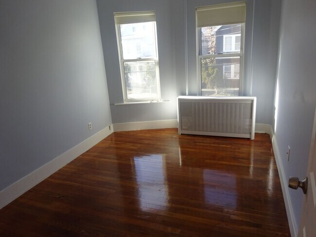 Foto del edificio - Pes Friendly, Large Unit, Laundry on a Site, Parking for Rent