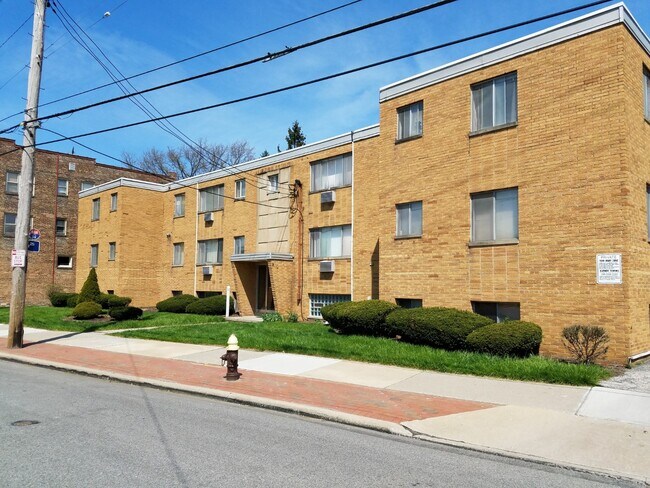 Building Photo - 15610 Madison Ave