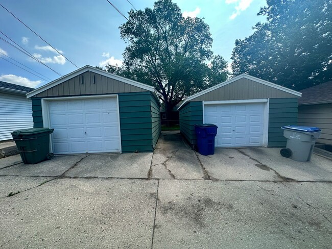 Building Photo - 2 Bedroom Single Family