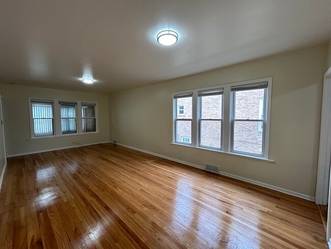 Foto del edificio - 2820 N New England Ave