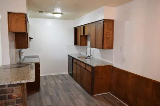 Building Photo - 1810 Family Cir