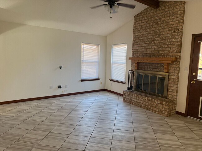 Foto del edificio - 3 Bedroom Near Mariposa Park in Taylor Ranch