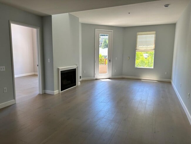 Foto del edificio - Spacious 2-Bedroom, 2-Bath Condo with Loft...