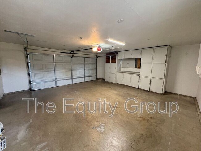 Building Photo - 2232 E Paradise Ave