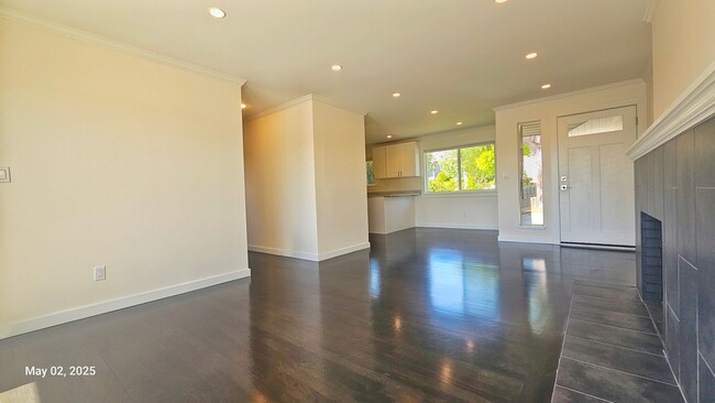 Building Photo - 3 Bed, 2 Bath Apartment in Prime Roosevelt...