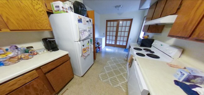 Building Photo - Fenced-in yard + Washer & Dryer + Big Bedr...