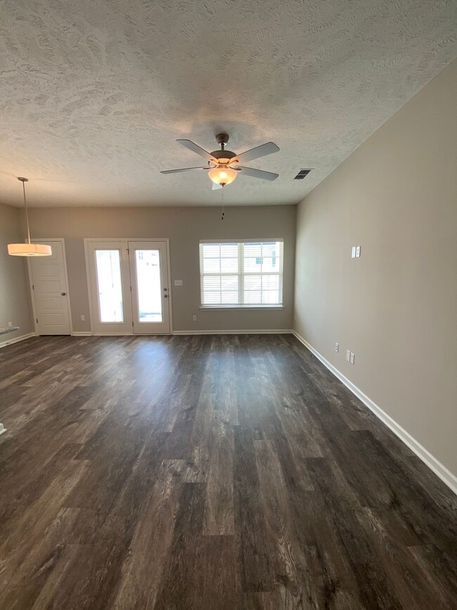 Building Photo - *MOVE IN SPECIAL* Luxury Townhome! 3 BR, 2...