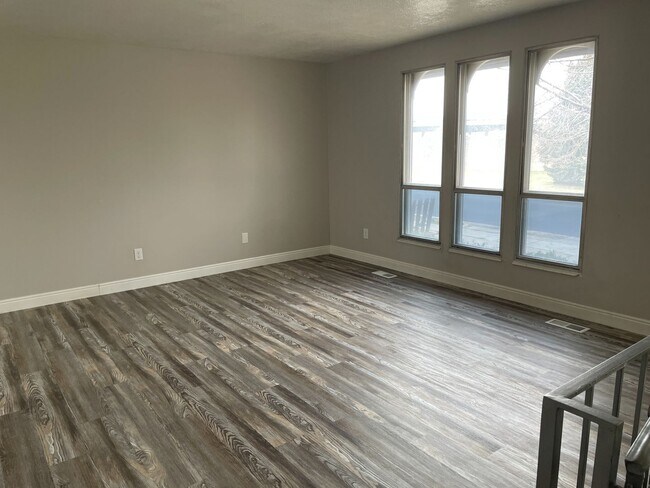 Building Photo - 5 Bedroom/2 Bathroom House in Layton
