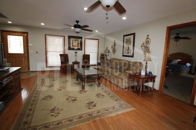 Foto del edificio - 4-bedroom, 3.5-bath home in Kirbyville, MO.