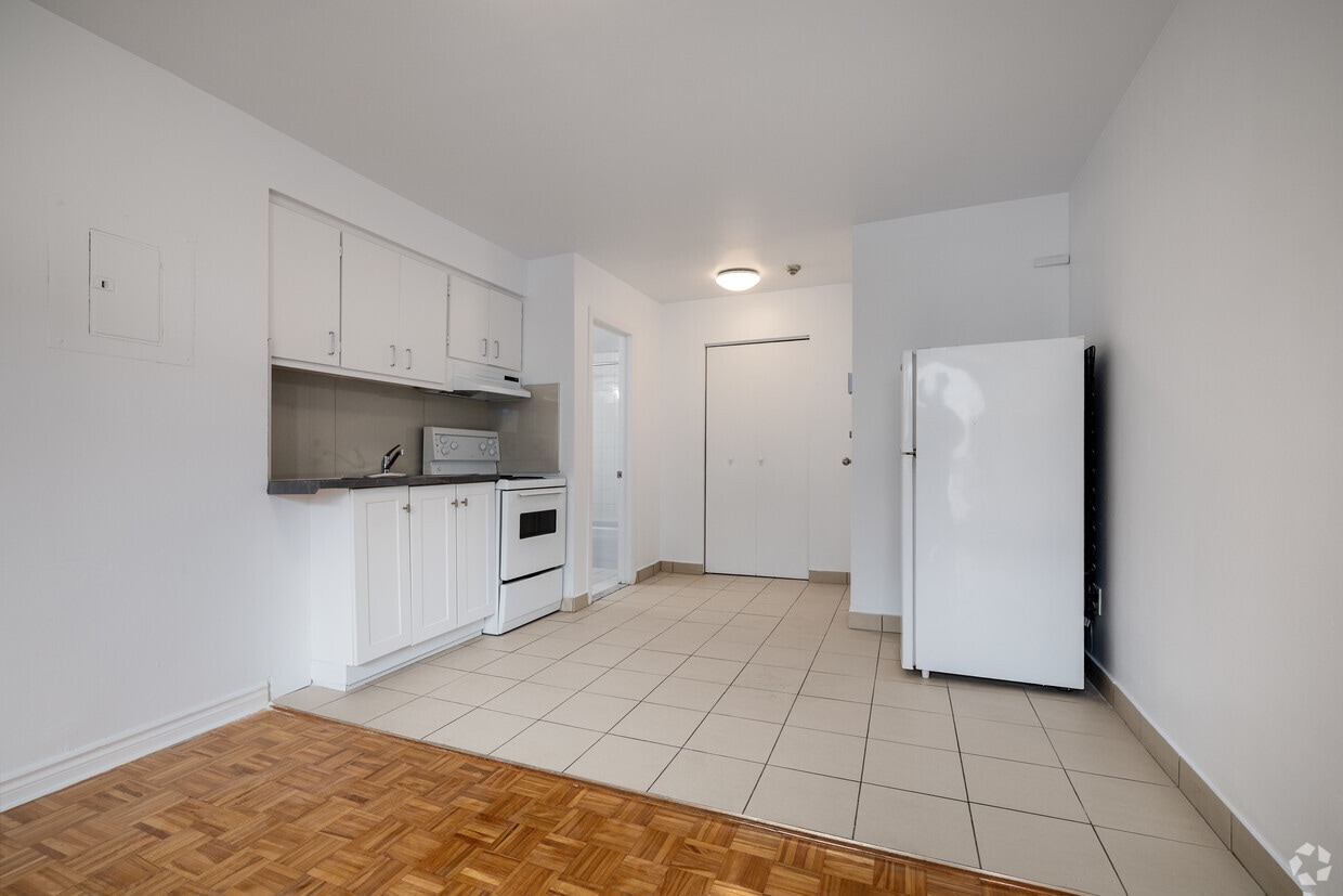 Studio - 400SF - Dining Room - 1240-1250 du Fort