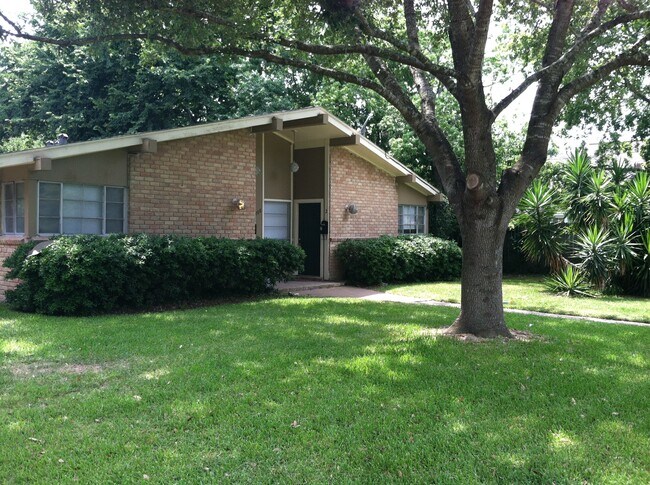 Building Photo - 206 Coryell St