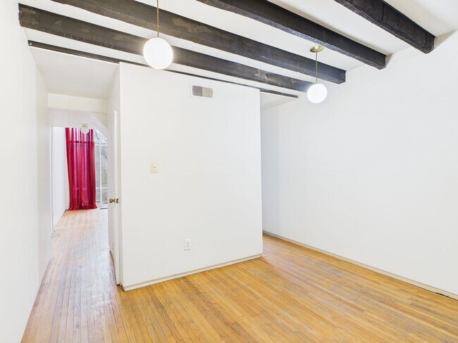 Building Photo - UNIQUE SOCIETY HILL 2 BEDROOM, 3 STORY HISTORICALLY LISTED, COLONIAL TOWNHOUSE.