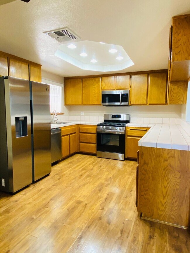 Foto del edificio - AVAILABLE NOW!!