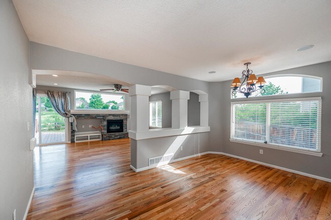 Building Photo - 1135 W Briarhollow Way