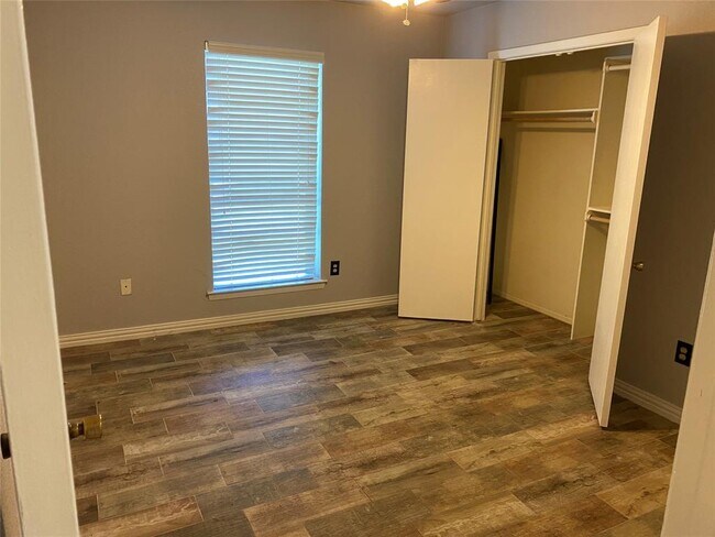 Building Photo - 656 Red River Dr