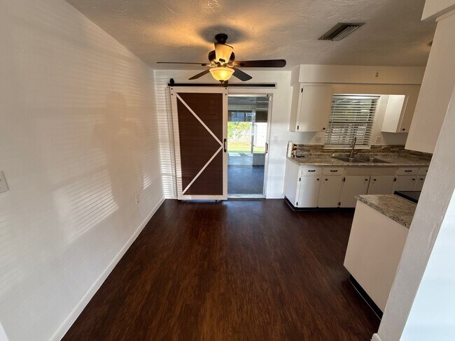 Foto del edificio - 90 S Davis St