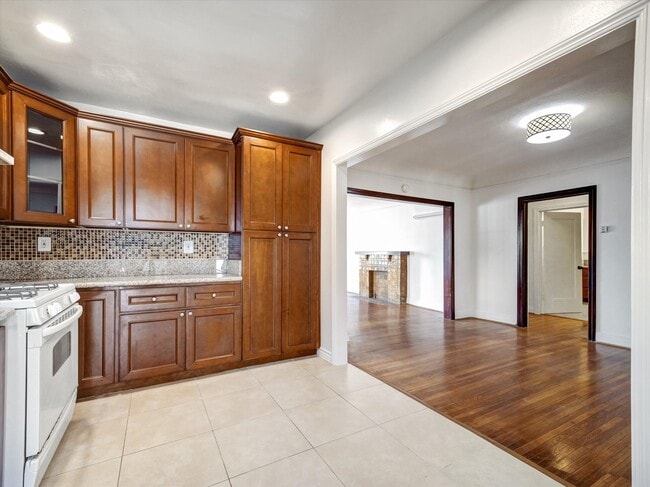 Building Photo - 243 N Berendo St